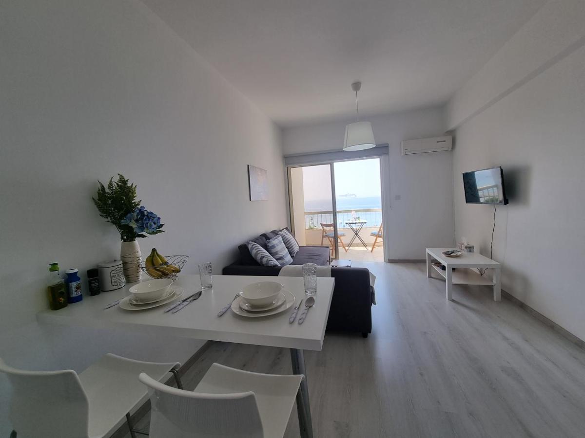 Super Modern Beachfront 1 Bedroom - Sleeps 4 リマソール エクステリア 写真