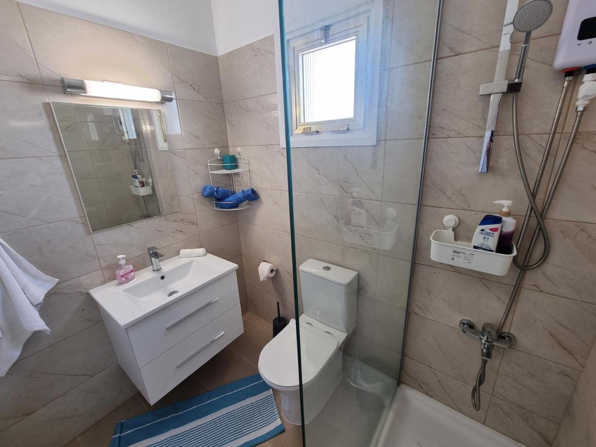 Super Modern Beachfront 1 Bedroom - Sleeps 4 リマソール エクステリア 写真